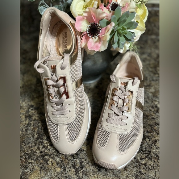 NEW Michael Kors sneakers. Size 9.5. Blush pink with rose gold accent-no box - Picture 3 of 15